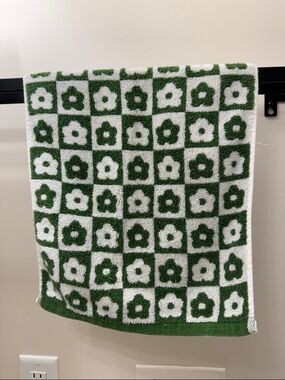 8 Flower Print Hand Towels, 4 Green & 4 Red